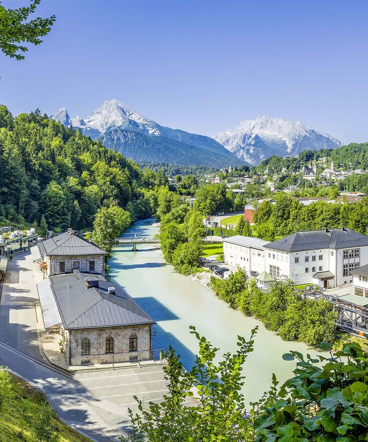 Außenaufnahme vom Salzbergwerk mit dem Watzmann im Hintergrund