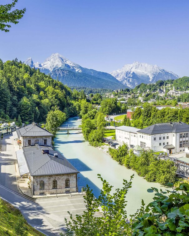Außenaufnahme vom Salzbergwerk mit dem Watzmann im Hintergrund