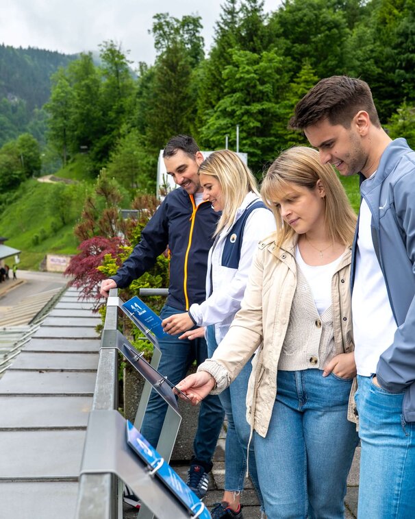 Gäste besuchen den Salzerlebnispfad beim Salzbergwerk Berchtesgaden