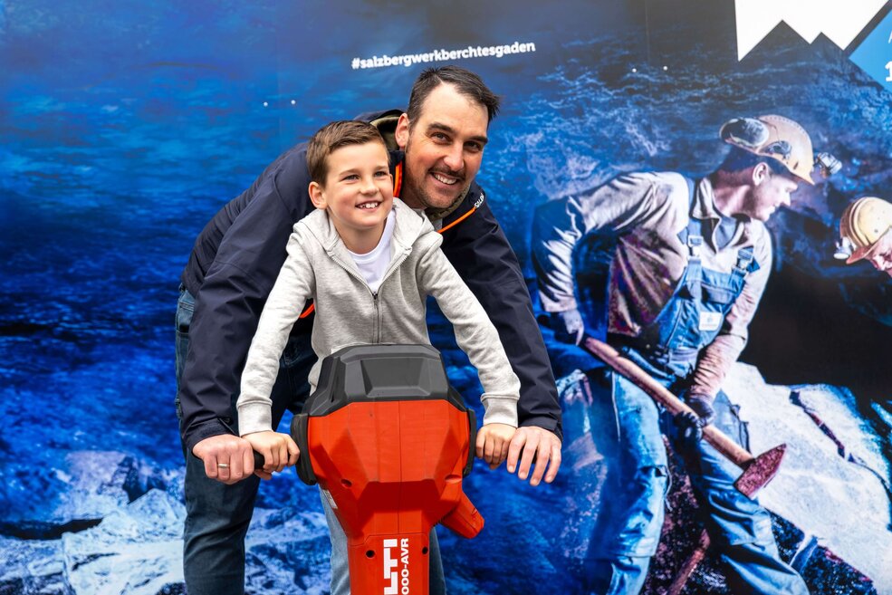 Vater mit Sohn auf dem Salzerlebnispfad 
