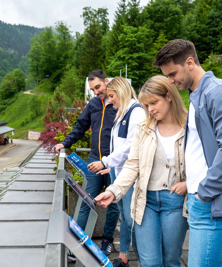 Gäste machen das Quiz auf der Dachterrasse des Besucherzentrums