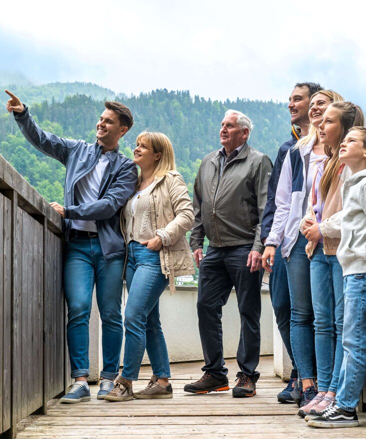 Besucherinnen und Besucher auf dem Weg zur Dachterrasse