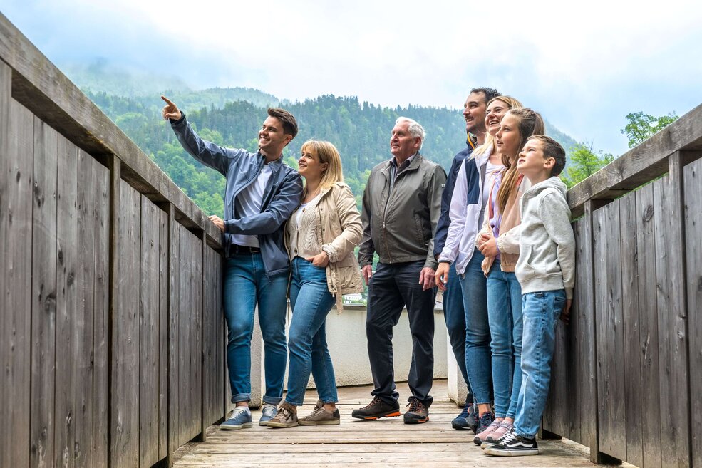 Besucherinnen und Besucher auf dem Weg zur Dachterrasse