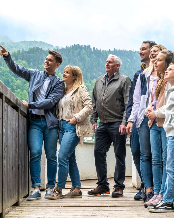 Besucherinnen und Besucher auf dem Weg zur Dachterrasse