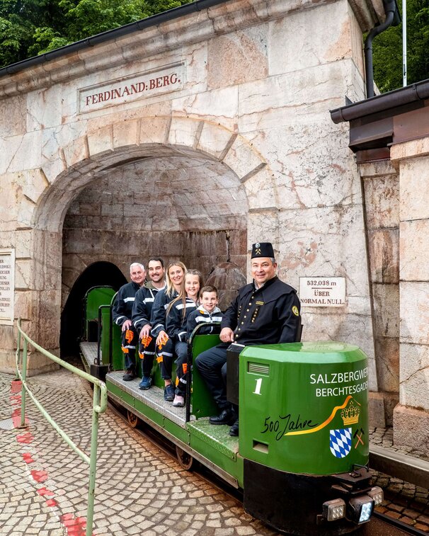 Gäste fahren mit der Grubenbahn aus dem Bergwerk hinaus