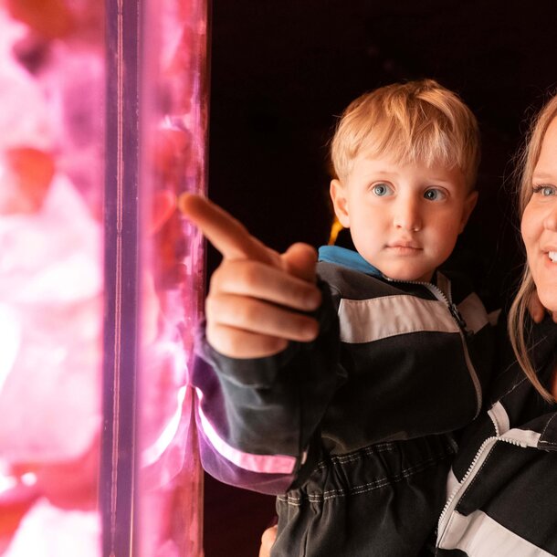 Mutter und Kind im Magischen Salzraum