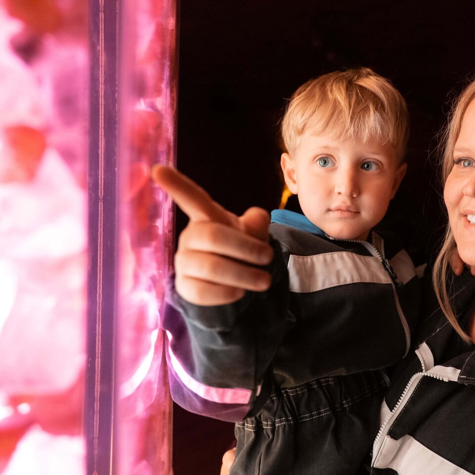 Mutter und Kind im Magischen Salzraum