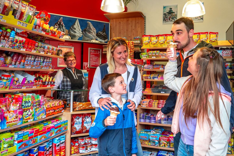 Familie im Kiosk am Salzbergwerk Berchtesgaden