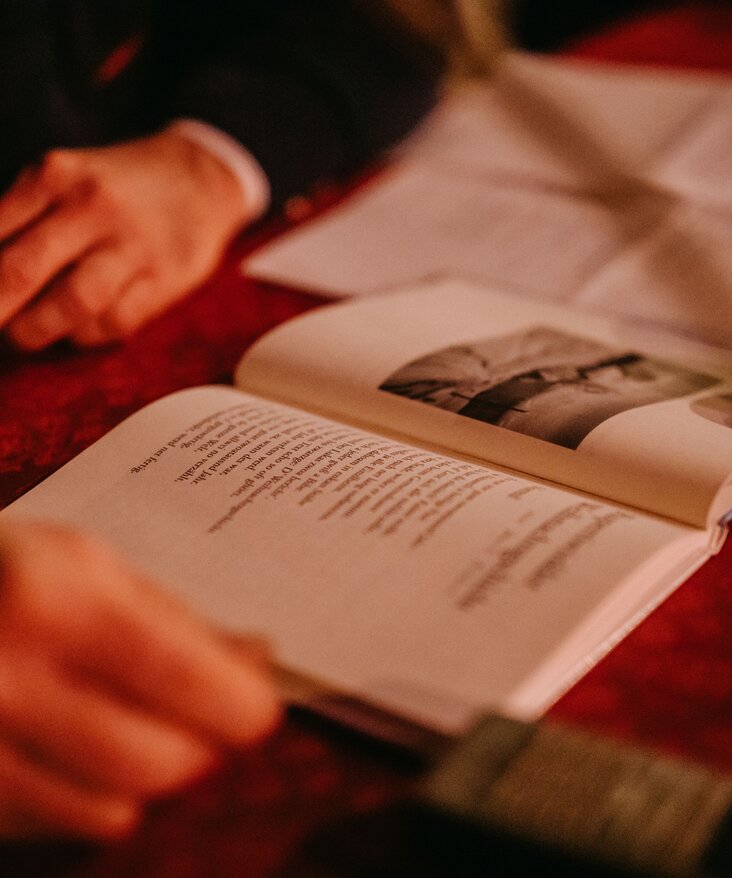 Buch des Lesers bei der Staden Zeit im Berg
