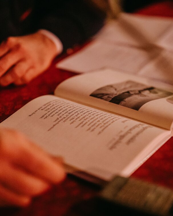 Buch des Lesers bei der Staden Zeit im Berg