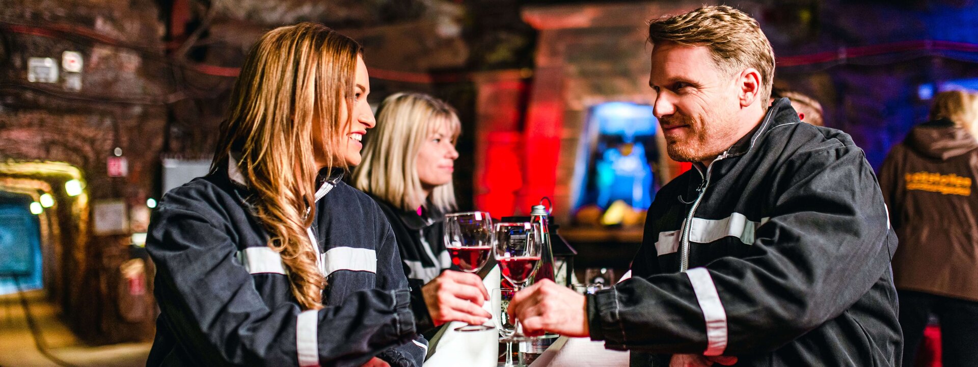 Glückliches Pärchen beim Dinner im Salzbergwerk Berchtesgaden