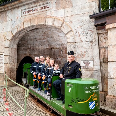 Grubenbahn im Salzbergwerk Berchtesgaden bei der Einfahrt | © Südwestdeutsche Salzwerke AG, Salzbergwerk Berchtesgaden