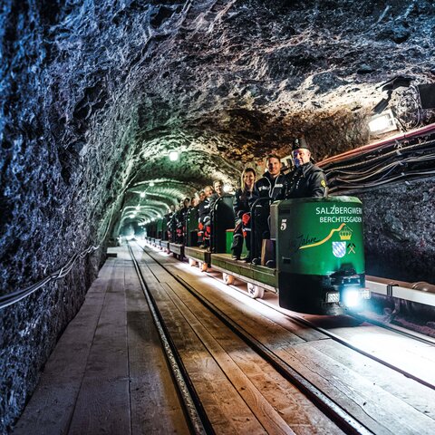 Gästeführer mit Gästen auf der Grubenbahn | © Salzbergwerk Berchtesgaden | Südwestdeutsche Salzwerke AG