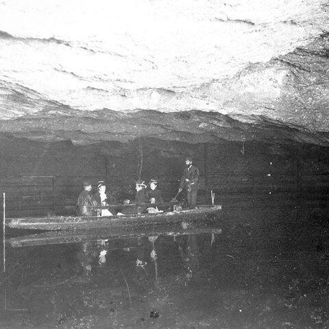 Damalige Bergmänner fahren über den Spiegelsee | © Salzbergwerk Berchtesgaden | Südwestdeutsche Salzwerke AG