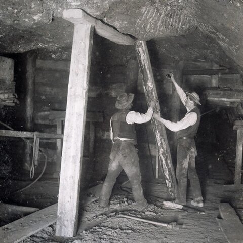 Zwei Bergler unter Tage in alten Zeiten | © Salzbergwerk Berchtesgaden | Südwestdeutsche Salzwerke AG