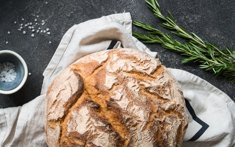 Brotlaib mit Salz und Gewürze