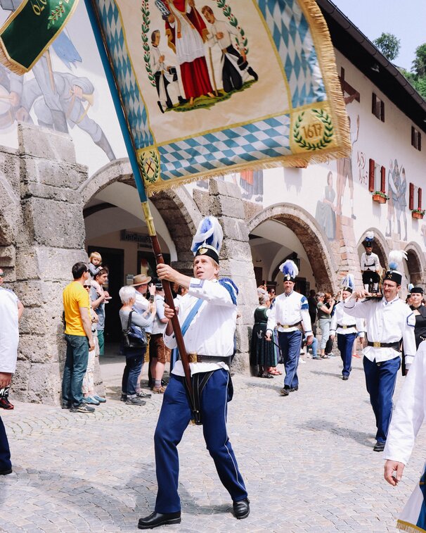 Fahnenträger Umzug des Bergfests durch den Markt Berchtesgaden