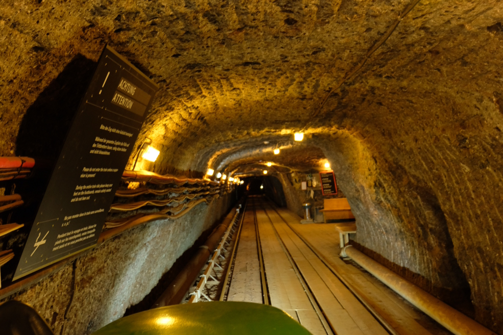 Blickwinkel der Grubenbahn vor der Ausfahrt des Salzbergwerk Berchtesgadens