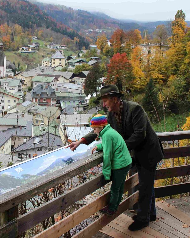 Mann mit Kind am Steg am Soleleitungsweg Berchtesgaden