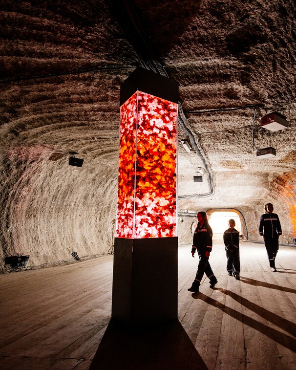 Familie im magischen Salzraum Salzbergwerk Berchtesgaden