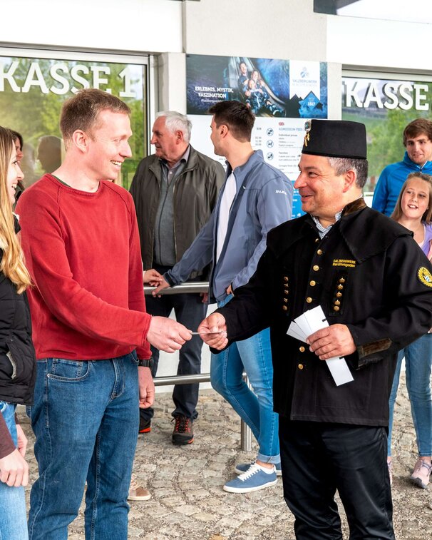 Greeting the guests in front of the cash desk