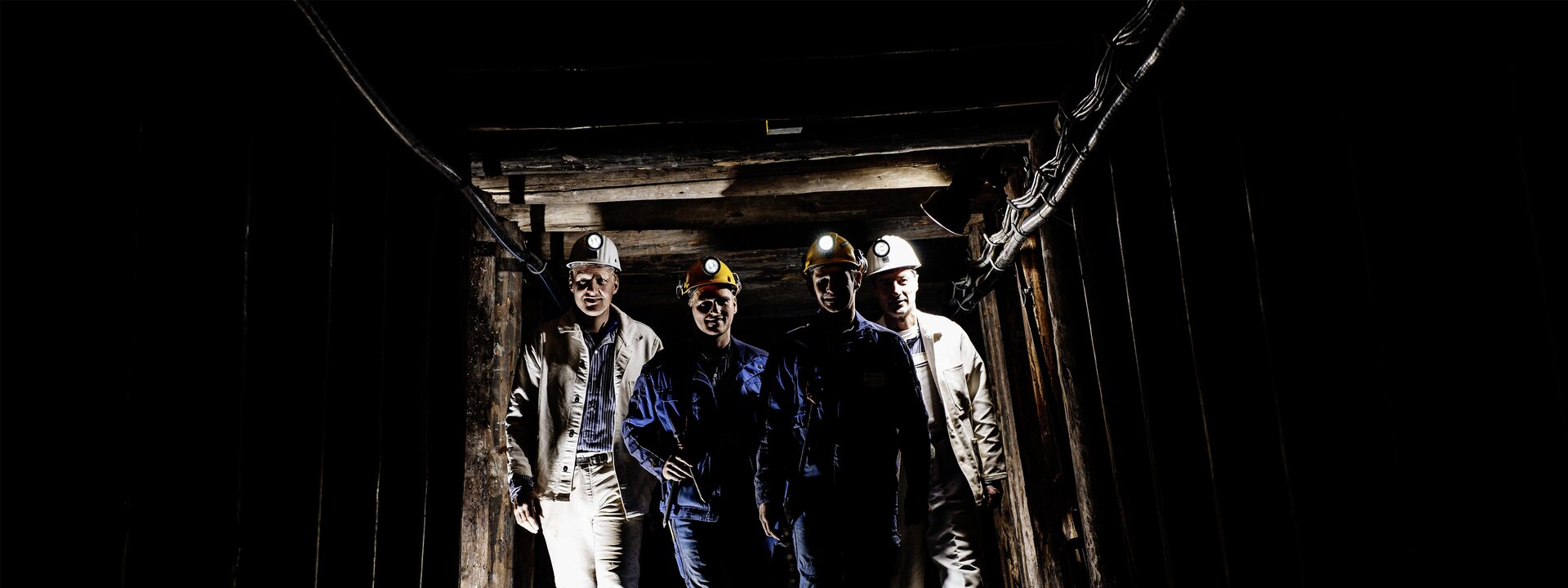 Vier Bergler im Stollen unter Tage | © Salzbergwerk Berchtesgaden | Südwestdeutsche Salzwerke AG Vier Bergler im Stollen unter Tage | © Salzbergwerk Berchtesgaden | Südwestdeutsche Salzwerke AG