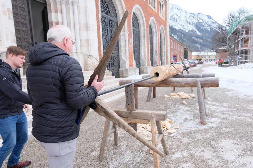 Händisches anbohren einer Deichel mit Metallwerkzeug