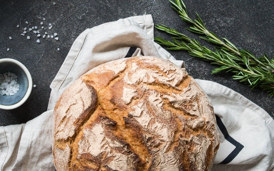 Brotlaib mit Salz und Gewürze