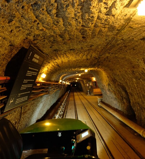 Blickwinkel der Grubenbahn vor der Ausfahrt des Salzbergwerk Berchtesgadens