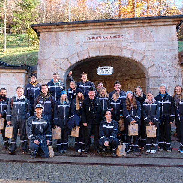 Gruppenfoto vor dem Portal des Ferdinand Stollens