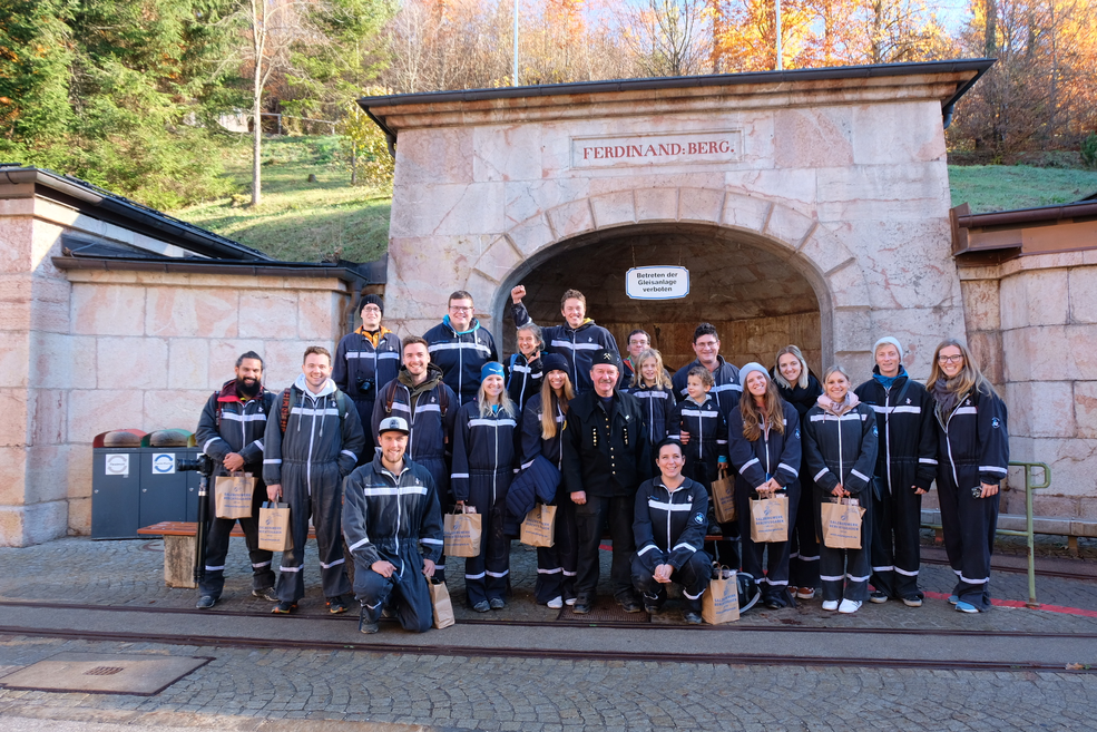 Gruppenfoto vor dem Portal des Ferdinand Stollens