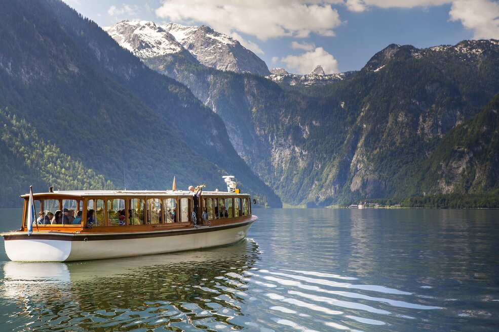 Königssee Boot mit St. Bartholomä im Hintergrund | © Marika Hildebrandt