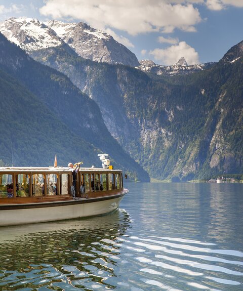 Königssee Boot mit St. Bartholomä im Hintergrund | © Marika Hildebrandt