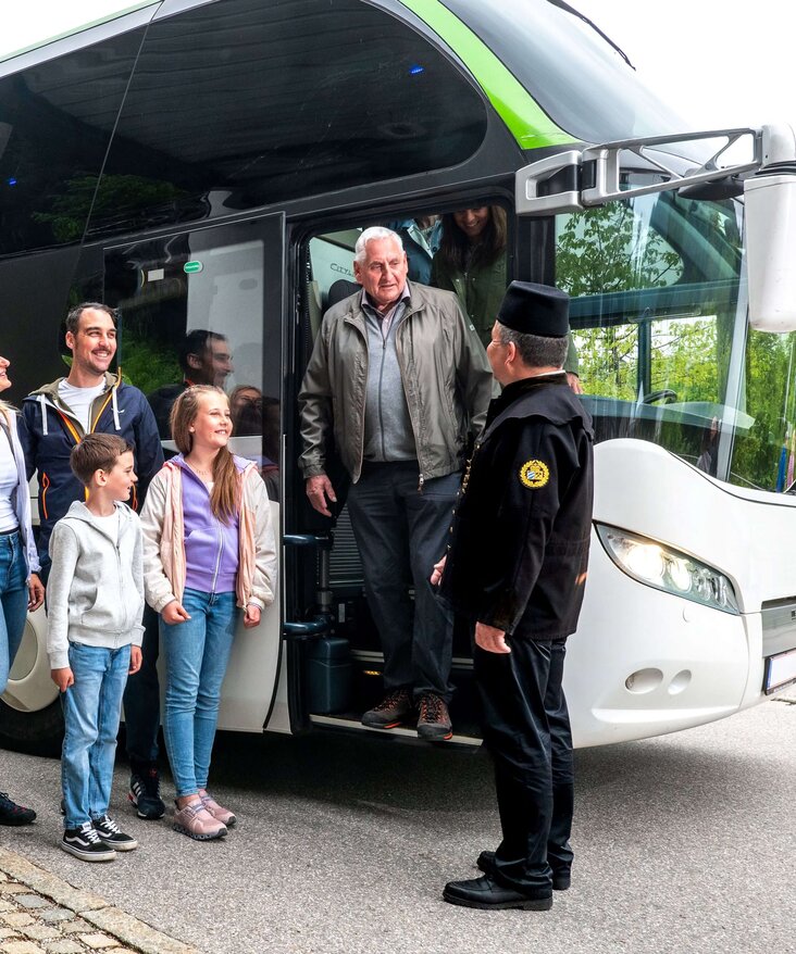 Interessierte Gäste steigen aus dem Bus