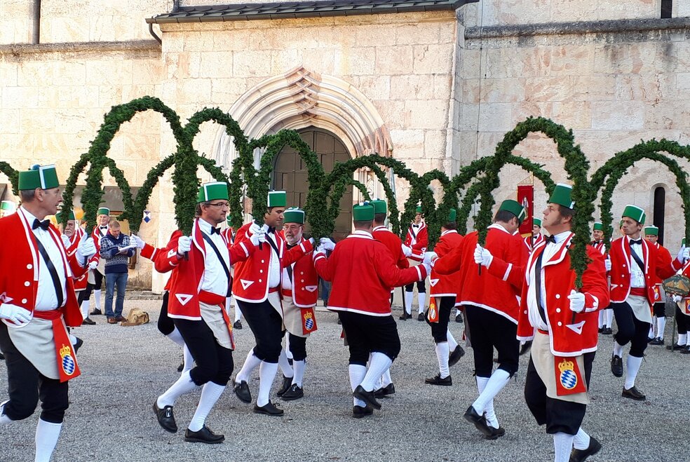 Schäffler tanzen den Reigen Schlossplatz Berchtesgaden