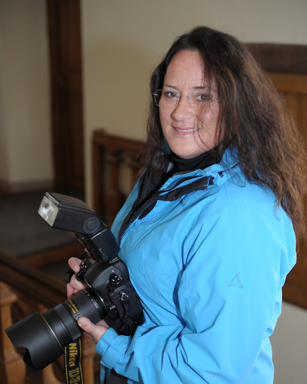 Fotografin Ela mit Kamera in der Besuchereinfahrt
