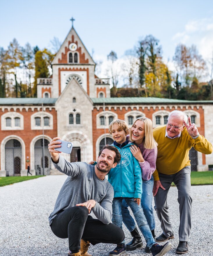 Familie vor der Alten Saline Bad Reichenhall
